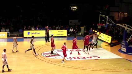 Un entraîneur d'une équipe de basket met un violent coup d’épaule à un joueur de l’équipe adverse