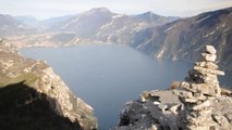 VEN.9-12-16- NEL PARCO ALTO GARDA BRESCIANO DAL PASSO NOTA ALLA PUNTA LARICI A PICCO SUL LAGO DI GARDA.