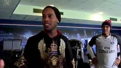 Ronaldinho avec les joueurs du Paris Saint Germain
