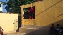 Homem Aranha Cai Do Telhado