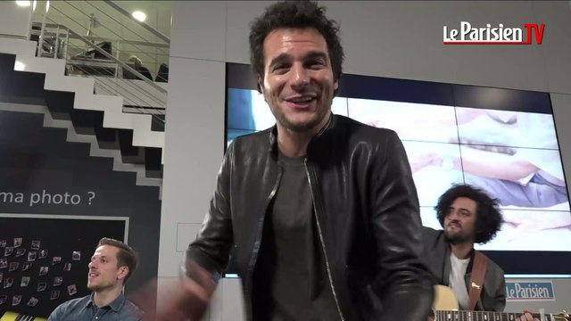 Amir chante « J'ai cherché » en live acoustique au Parisien