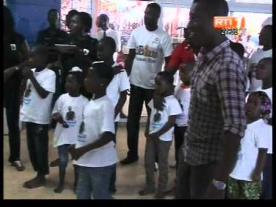 Fêtes de fin d'année: les internationaux Kolo Touré et Max Gradel rendent heureux des enfants