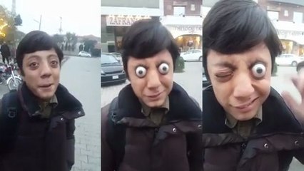 Une enfant a les yeux qui lui sortent des orbites