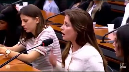 Feminista tenta atacar Bolsonaro e passa vergonha