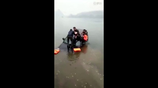 Cet homme obligé de balancer son bébé à des passants car il est pris au piège dans les inondations