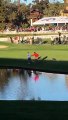 Un spectateur vient perturber des golfeurs en plein tournoi et fini à l'eau