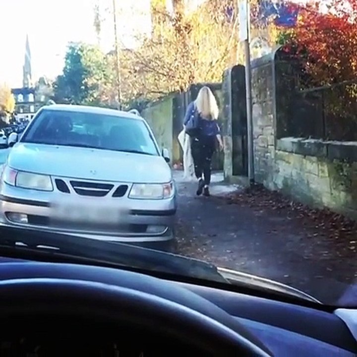 Il s'amuse à filmer des chutes sur un trottoir verglacé !