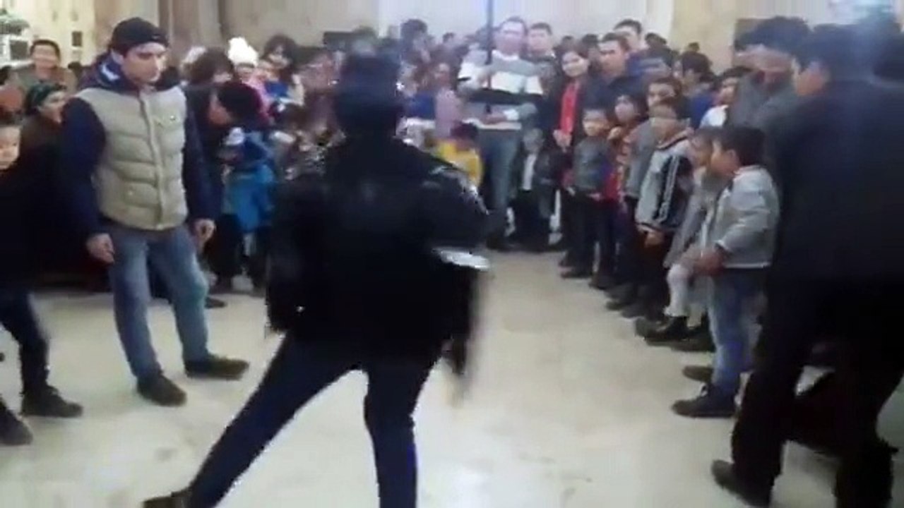 Ce gars va tenter un pas de danse dans une battle et finir KO... Fallait pas d'enflammer