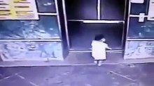 mãe chuta filha