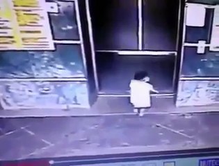 mãe chuta filha