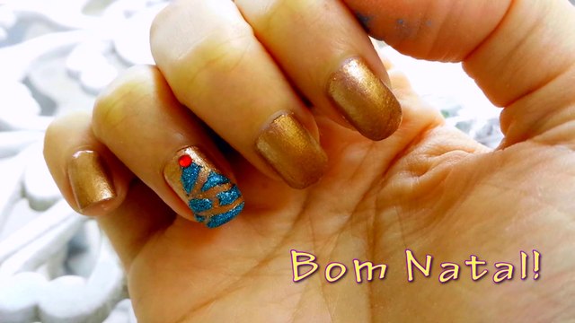 Aprenda como fazer Nail Art de árvore de Natal.