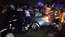 Aşırı Hızlı Otomobil Refüjdeki Ağaca Saplandı: 2 Ölü, 2 Yaralı