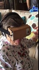 La abuela usa Lentes de Realidad Virtual por primera vez "Grandma Tries VR for the First Time"