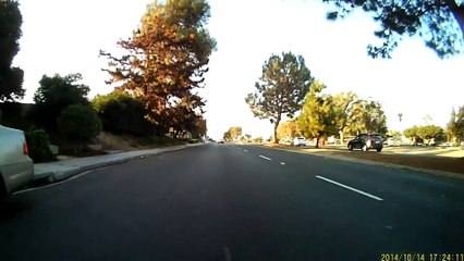 Le chauffeur devient complètement fou face à un cycliste - epic roadrage