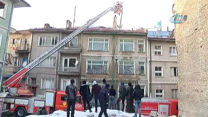Suriyelilerin kaldığı apartmanın çatısında yangın