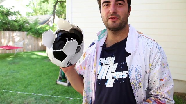 Exploser des ballons de foot et foot US en slowmotion