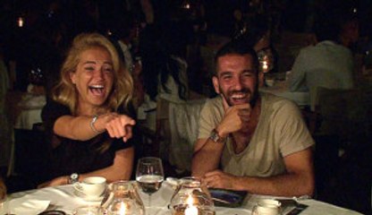 Burcu Esmersoy, Arda'nın Orada Olduğunu Öğrenip Mekanı Terk Etti