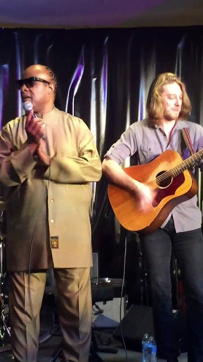 Stevie Wonder rejoint un chanteur anonyme et chante Superstition avec lui