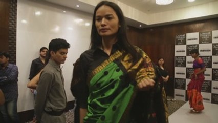 Modelo transexual nepalí rompe moldes en la pasarela más notoria de la India