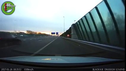 Un automobiliste rentrant de soirée roule très lentement au milieu de l’autoroute… et c’est le drame !
