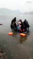 Un homme balance son bébé à des badauds avant que sa voiture ne coule (Chine)