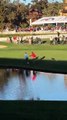 Un homme s’amuse à sauter dans le lac en plein tournoi de golf