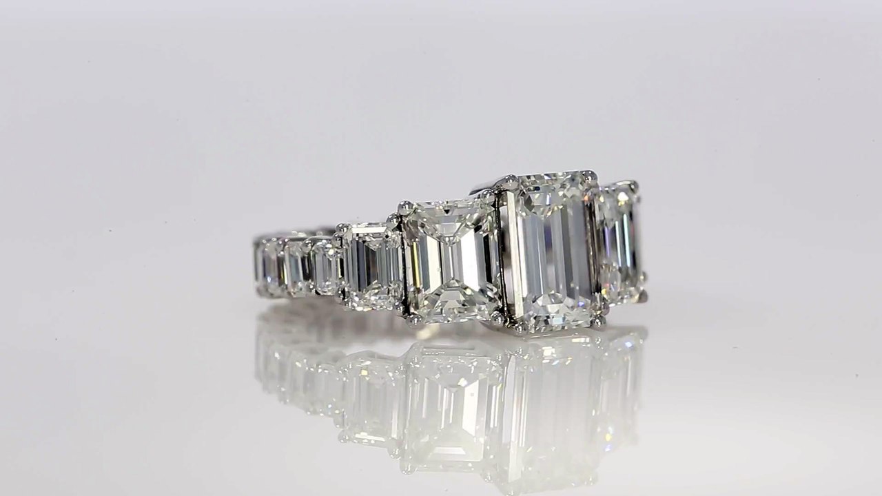 Bague en or blanc 18 karat sertie de diamants de taille émeraude d'excellente qualité