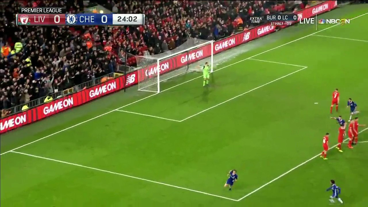 David Luiz "vole" un coup franc et marque