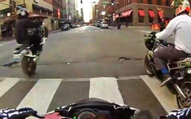 Polis Motosikletçinin Suratına Kahve Fırlattı