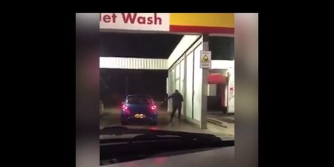 Il a la mauvaise idée de laver sa voiture alors qu'il gèle à pierre fendre