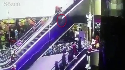 Kucağındaki çocuğu 10 metreden düşürdü