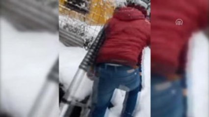 Bina Arasındaki Boşluğa Düşen Köpek Kurtarıldı