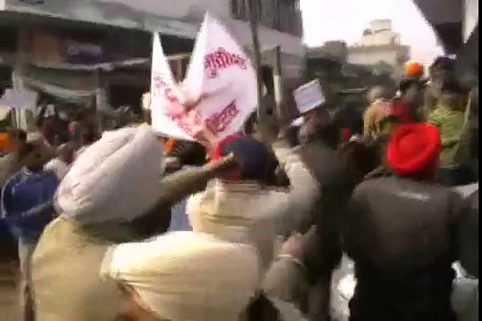 Punjab Police Foully Lathi Charge on Protesters People at Bathinda