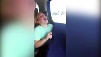 Una niña recibe un arma como regalo