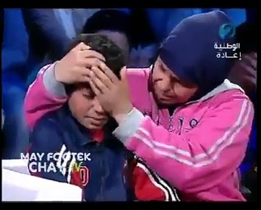 مذيعة القناة الوطنية تبكي عالمباشر بسبب وضعية طفل تونسي ... يلعن بو الفقر !!!