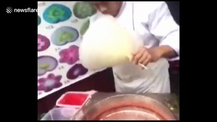 Chef creates impressive, flower-shaped candy floss