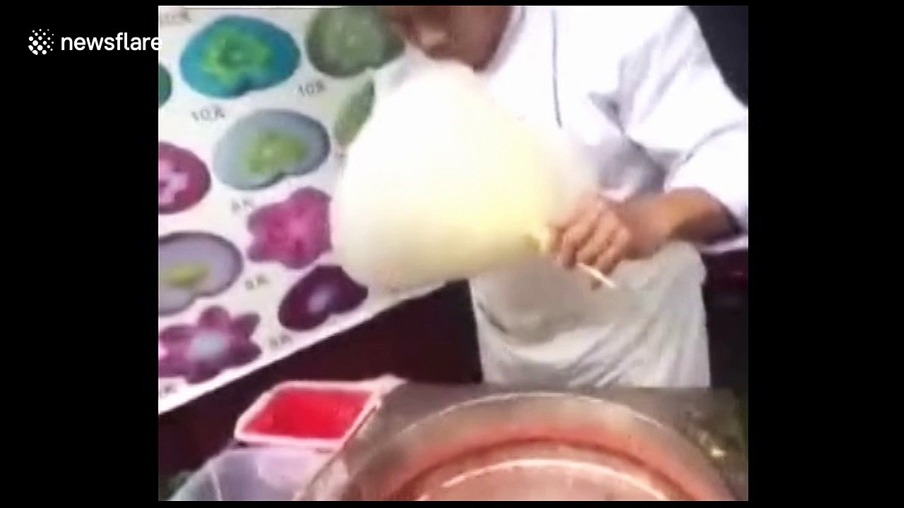 Chef creates impressive, flower-shaped candy floss