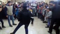 Il veut impressionner tout le monde pendant une démo de danse