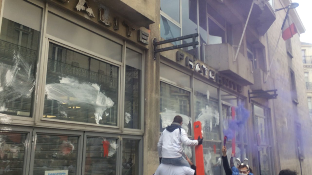 Manifestation des étudiants dentistes devant la mairie