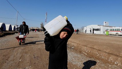 War-weary Mosul residents scramble for aid