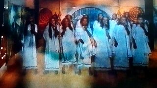 להקת בנות אתיופיות שרה שיר עם אתיופי