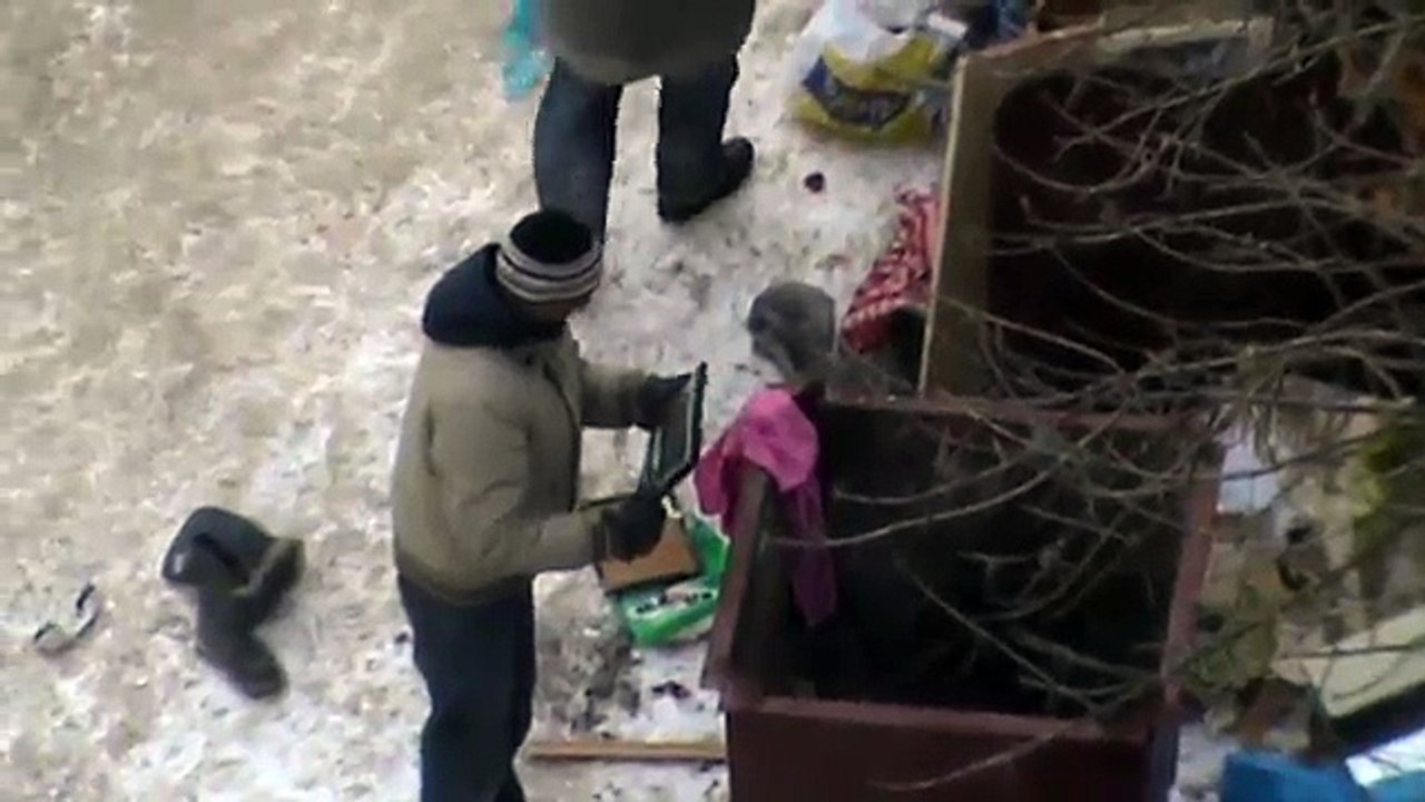 Бомжи у мусорки нашли тряпки в мусорке