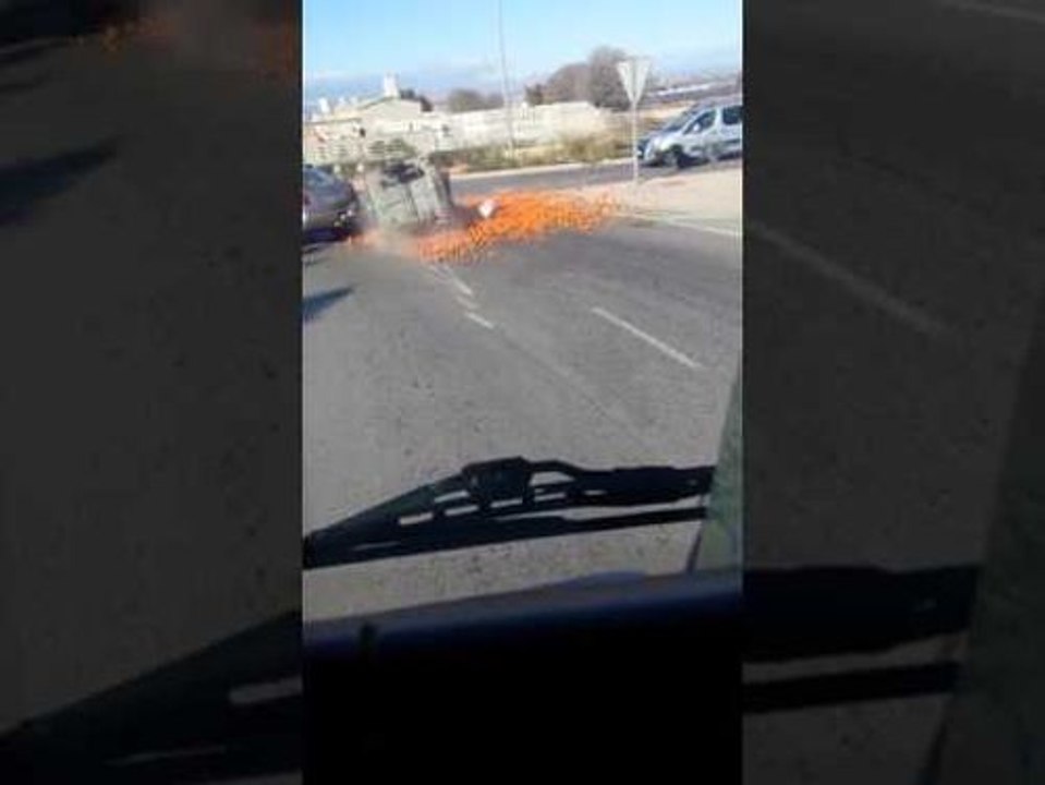 Un camion perd tout son chargement en pleine route !