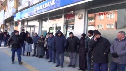 Bilecek - TOKİ Konutları Için Banka Önünde Bekleyişleri Devam Ediyor