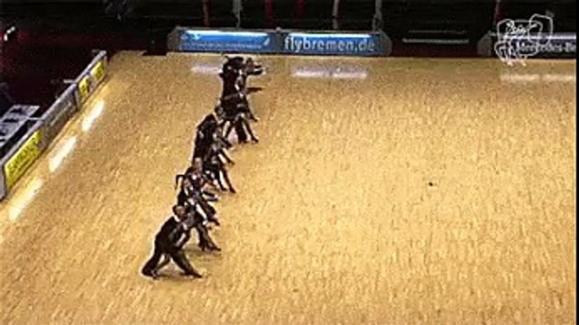 Belle prestation de danse synchronisée avec 8 couples !