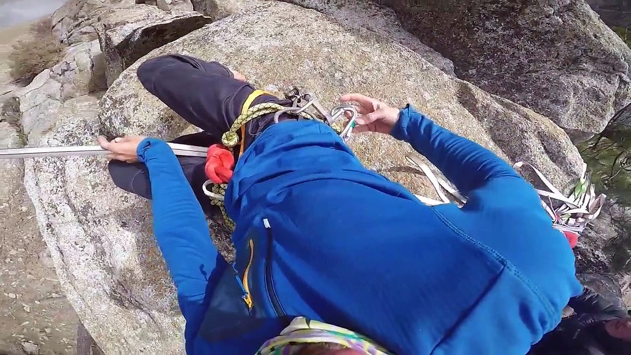 Un homme marche sur une corde entre deux falaises !