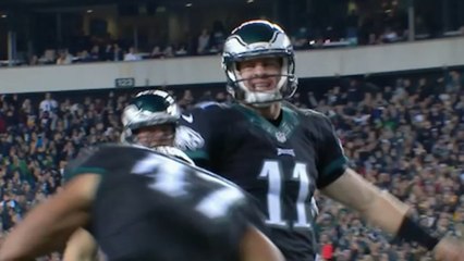 Carson Wentz corre para anotar un touchdown