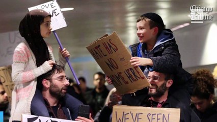Powerful image shows Muslim girl and Jewish boy protesting Trump's travel ban
