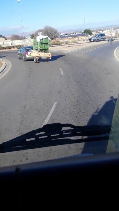 Ce camion perd tout son chargement au milieu de la route