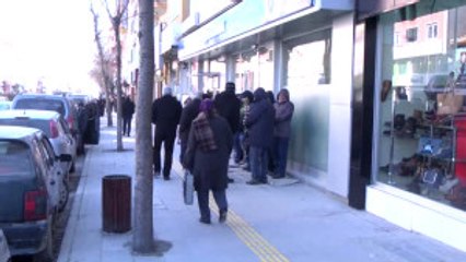 TOKİ Konutları Için Dondurucu Soğukta Banka Önünde Nöbet